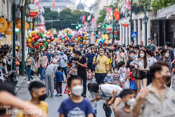 Phố đi bộ ở Hà Nội đông đúc trong một dịp nghỉ lễ Giỗ Tổ Hùng Vương. Ảnh: TPO. Phố đi bộ ở Hà Nội đông đúc trong một dịp nghỉ lễ Giỗ Tổ Hùng Vương. Ảnh: TPO.
