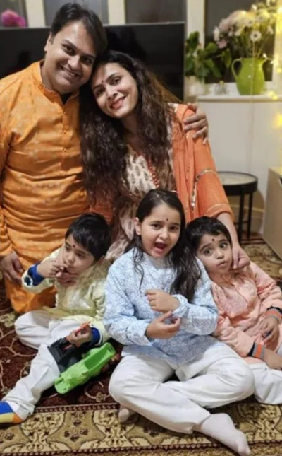 Anh chị Joshi - Vyas và các con. Ảnh: Instagram. Anh chị Joshi - Vyas và các con. Ảnh: Instagram.