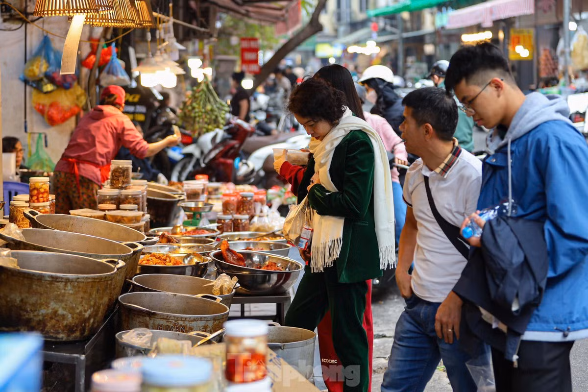 Ngày mùng 2 Tết là ngày đẹp để mở hàng lấy may, dù có thể chưa thực sự mở cửa bán hàng trở lại sau dịp Tết. Ảnh: TPO.