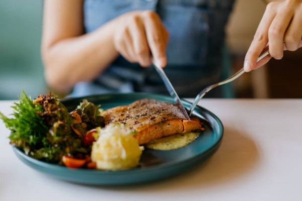 Rất nhiều món cá có chứa nhiều vi nhựa vì cá dễ nhầm rác thải nhựa với thức ăn. Ảnh minh họa: iStock. Rất nhiều món cá có chứa nhiều vi nhựa vì cá dễ nhầm rác thải nhựa với thức ăn. Ảnh minh họa: iStock.