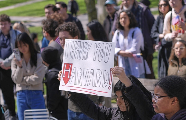 Nhiều sinh viên ủng hộ ĐH Harvard. Ảnh chụp ngày 17/4. Ảnh: Charles Krupa/ AP.