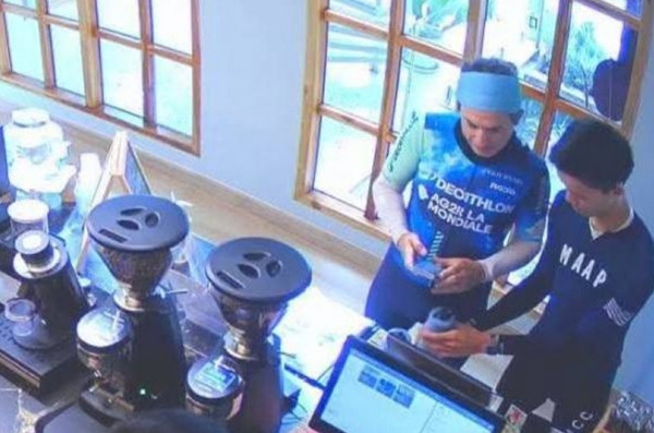 2 du khách vào mua cà-phê. Ảnh: Facebook. 2 du khách vào mua cà-phê. Ảnh: Facebook.