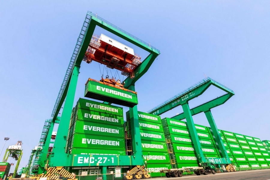 Các công ty vận chuyển lớn trong những năm gần đây rất "ăn nên làm ra". Ảnh: Evergreen Marine. Các công ty vận chuyển lớn trong những năm gần đây rất "ăn nên làm ra". Ảnh: Evergreen Marine.