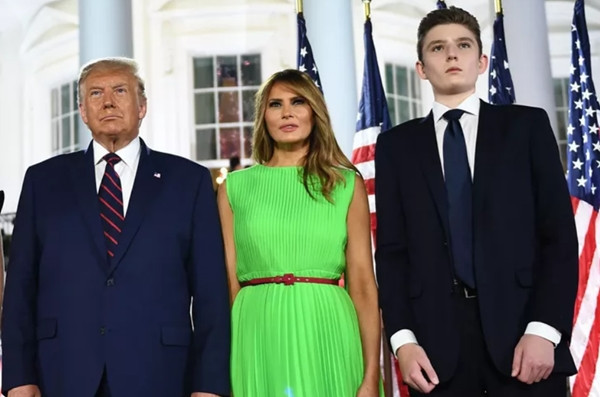 Tổng thống Donald Trump, Phu nhân Melania và con trai Barron. Ảnh: Brendan Smialowski/ Getty. Tổng thống Donald Trump, Phu nhân Melania và con trai Barron. Ảnh: Brendan Smialowski/ Getty.