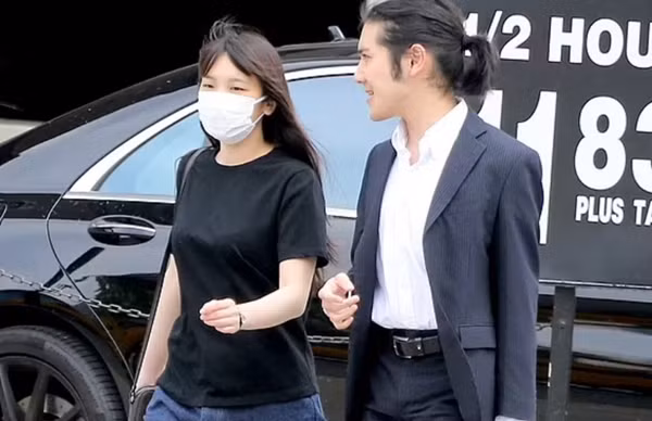 Vợ chồng Mako và Kei Komuro ở Mỹ. Ảnh: AbacaPress/ SplashNews.