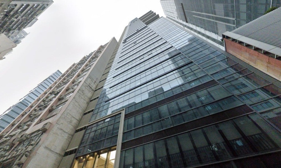 Tòa nhà ở Hong Kong (Trung Quốc), nơi có báo cáo về việc một phụ nữ nhảy từ tầng 33 xuống. Ảnh: SCMP.