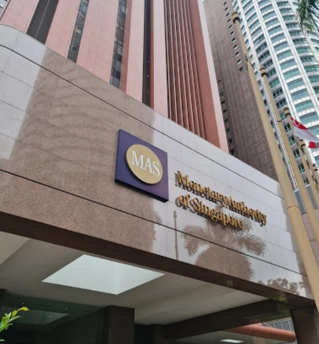 Những kẻ lừa đảo khi nhắn tin, gọi điện qua các ứng dụng thường để avatar là logo của các ngân hàng hoặc cơ quan chức năng, khiến nạn nhân dễ tin tưởng. Trong ảnh là Cơ quan Quản lý Tiền tệ Singapore. Ảnh: Google Maps.