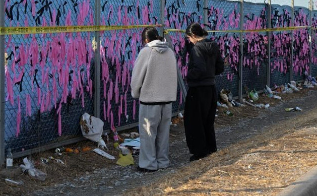 Thỉnh thoảng, có những người đi qua sân bay Muan vẫn dừng xe lại, đứng cúi đầu tưởng nhớ các nạn nhân của vụ tai nạn Jeju Air. Ảnh: Park Simon/ The Korea Times. Thỉnh thoảng, có những người đi qua sân bay Muan vẫn dừng xe lại, đứng cúi đầu tưởng nhớ các nạn nhân của vụ tai nạn Jeju Air. Ảnh: Park Simon/ The Korea Times.