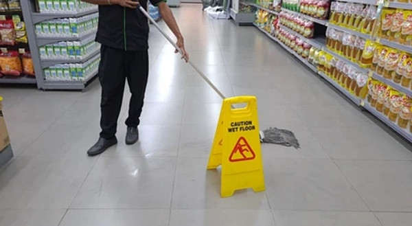 Siêu thị nói họ đã đặt biển cảnh báo khắp nơi rồi. Ảnh minh họa: Shutterstock.