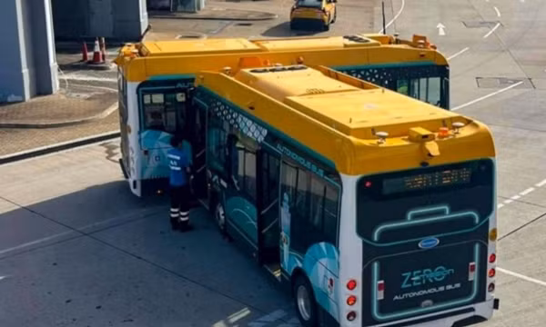 2 xe bus tự lái đâm vào nhau ở Sân bay Quốc tế Hong Kong. Ảnh: SCMP. 2 xe bus tự lái đâm vào nhau ở Sân bay Quốc tế Hong Kong. Ảnh: SCMP.