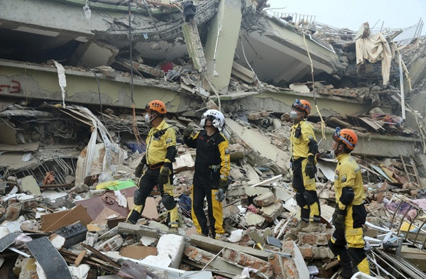 Công tác tìm kiếm, cứu hộ ở những tòa nhà sập do động đất là rất khó khăn, vì nhà có thể tiếp tục sập xuống. Ảnh: Myo Kyaw Soe/ Xinhua via AP.