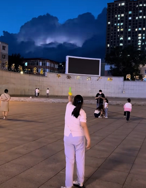 Sấm chớp nổi lên rất đúng thời điểm. Ảnh: The Smart Local. Sấm chớp nổi lên rất đúng thời điểm. Ảnh: The Smart Local.