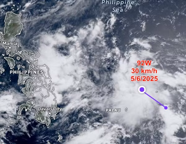 Vị trí hiện tại của vùng áp thấp 92W. Ảnh: Zoom Earth, JMA/ NOAA/ CIRA.