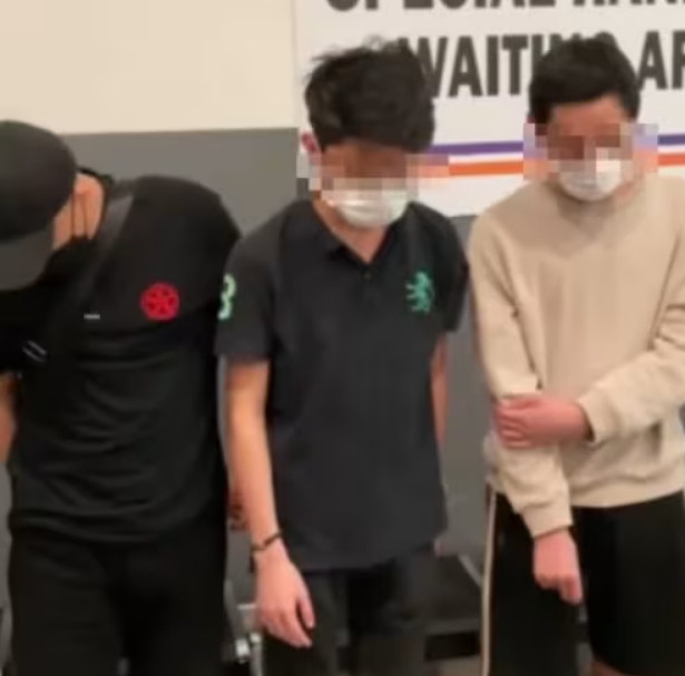 3 người Malaysia được trở về nhà sau khi bị lừa đi làm việc cho một đường dây lừa đảo ở Cambodia. Ảnh: Moretify, Sinchew, Chinapress/ 8days. 3 người Malaysia được trở về nhà sau khi bị lừa đi làm việc cho một đường dây lừa đảo ở Cambodia. Ảnh: Moretify, Sinchew, Chinapress/ 8days.