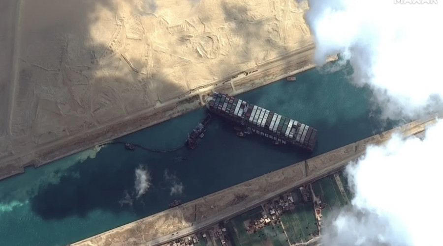 Một hình ảnh khó quên: Con tàu Ever Given, được vận hành bởi Evergreen, mắc kẹt ở kênh đào Suez hồi đầu năm 2021. Ảnh: Maxar Technologies. Một hình ảnh khó quên: Con tàu Ever Given, được vận hành bởi Evergreen, mắc kẹt ở kênh đào Suez hồi đầu năm 2021. Ảnh: Maxar Technologies.