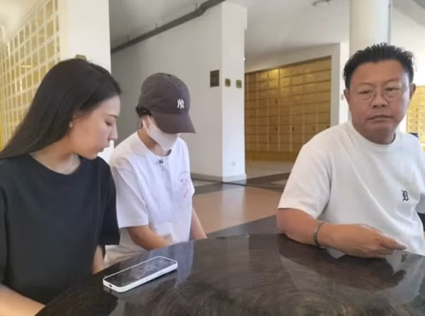 Gia đình nạn nhân rất bức xúc khi kể lại sự việc với truyền thông. Ảnh: Sin Chew. Gia đình nạn nhân rất bức xúc khi kể lại sự việc với truyền thông. Ảnh: Sin Chew.