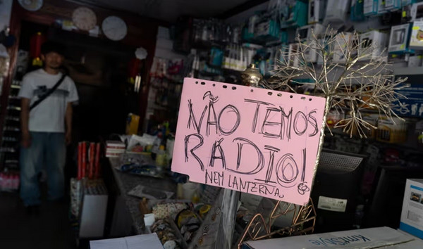 Nhiều người vội chạy đến các cửa hàng để mua đồ dùng trong tình huống khẩn cấp. Ảnh: Adri Salido/ Getty.