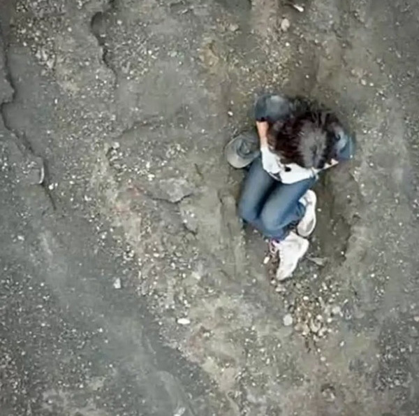 Ảnh do drone chụp vài tiếng sau khi Juliana ngã xuống vách núi vào hôm 21/6, lúc đó cô được cho là vẫn cử động. Ảnh: TV Brasil. Ảnh do drone chụp vài tiếng sau khi Juliana ngã xuống vách núi vào hôm 21/6, lúc đó cô được cho là vẫn cử động. Ảnh: TV Brasil.