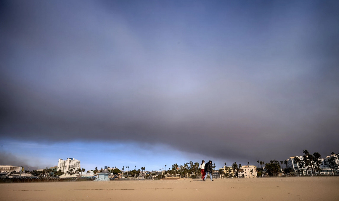 Rất giống mây, nhưng thực ra là khói cháy rừng. Ảnh: Richard Vogel/ AP. Rất giống mây, nhưng thực ra là khói cháy rừng. Ảnh: Richard Vogel/ AP.