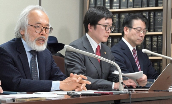 Luật sư Takashi Takano, bên trái, người bào chữa cho bác sĩ Sekine, trò chuyện với phóng viên. Ảnh: Ran Kanno/ Mainichi. Luật sư Takashi Takano, bên trái, người bào chữa cho bác sĩ Sekine, trò chuyện với phóng viên. Ảnh: Ran Kanno/ Mainichi.