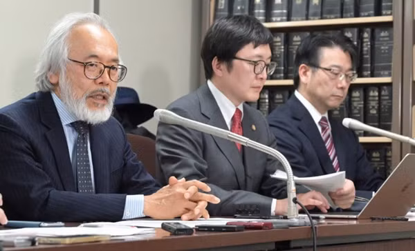 Luật sư Takashi Takano, bên trái, người bào chữa cho bác sĩ Sekine, trò chuyện với phóng viên. Ảnh: Ran Kanno/ Mainichi.