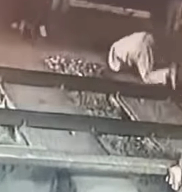 Người đàn ông mặc áo sáng màu cũng tránh khỏi đường ray kịp thời. Ảnh: MSNews. Người đàn ông mặc áo sáng màu cũng tránh khỏi đường ray kịp thời. Ảnh: MSNews.