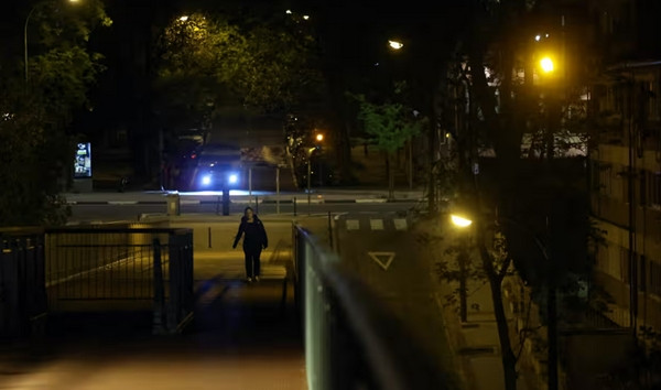 Đường phố ở rất nhiều nơi tại Tây Ban Nha vừa tối vừa vắng vào tối thứ Hai. Ảnh: Pierre-Philippe Marcou/ AFP/ Getty Images.