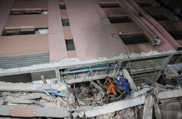 Nhân viên cứu hộ đang tìm kiếm người sống sót ở một tòa nhà sập ở Mandalay (Myanmar) do động đất. Ảnh chụp ngày 30/3. Ảnh: Cai Yang/ Xinhua via AP.