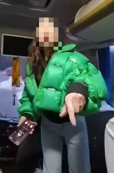 Nữ HDV mắng du khách vì không mua (nhiều) đồ ở các cửa hàng mà cô dẫn vào. Ảnh: Weibo. Nữ HDV mắng du khách vì không mua (nhiều) đồ ở các cửa hàng mà cô dẫn vào. Ảnh: Weibo.