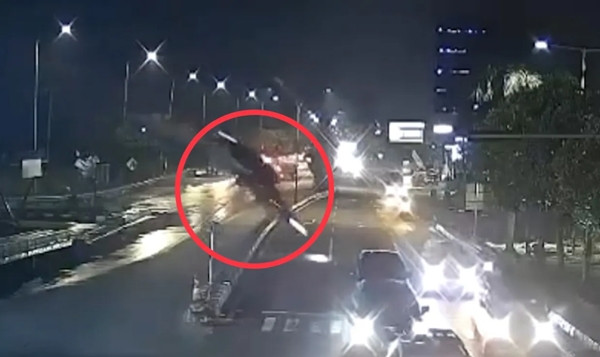 Xe ô tô lao từ trên cao xuống, nhưng rất may là đúng thời điểm nên không va phải xe nào dưới đường. Ảnh: ViralPress. Xe ô tô lao từ trên cao xuống, nhưng rất may là đúng thời điểm nên không va phải xe nào dưới đường. Ảnh: ViralPress.