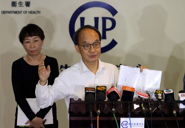 Giáo sư Lau Yu-lung, chủ tịch Ủy ban Khoa học về Các bệnh có thể phòng ngừa bằng vắc-xin, kêu gọi người lớn tuổi và những người có bệnh nền đi tiêm hoặc tiêm nhắc vắc-xin COVID. Ảnh: Yik Yeung-man. Giáo sư Lau Yu-lung, chủ tịch Ủy ban Khoa học về Các bệnh có thể phòng ngừa bằng vắc-xin, kêu gọi người lớn tuổi và những người có bệnh nền đi tiêm hoặc tiêm nhắc vắc-xin COVID. Ảnh: Yik Yeung-man.