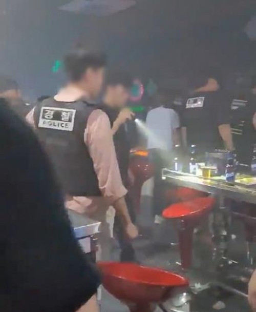 Cảnh sát kiểm tra một quán bar do người Việt điều hành ở Busan (Hàn Quốc). Ảnh được cung cấp bởi Cơ quan Cảnh sát Đô thị Busan vào ngày 5/2/2025. Ảnh: Yonhap. Cảnh sát kiểm tra một quán bar do người Việt điều hành ở Busan (Hàn Quốc). Ảnh được cung cấp bởi Cơ quan Cảnh sát Đô thị Busan vào ngày 5/2/2025. Ảnh: Yonhap.