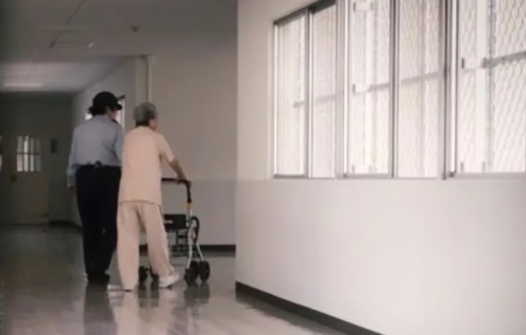 Bà Akiyo cảm thấy ở trong tù đỡ cô đơn hơn. Ảnh: QQ.