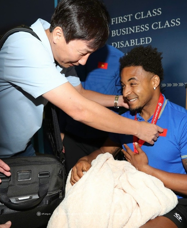 HLV Kim Sang Sik đeo huy chương vàng AFF Cup 2024 cho Xuân Son. Ảnh: TPO. HLV Kim Sang Sik đeo huy chương vàng AFF Cup 2024 cho Xuân Son. Ảnh: TPO.