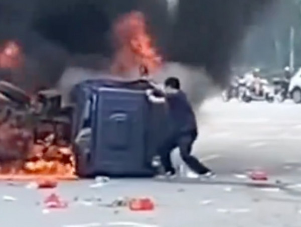 Hình ảnh do một người đi đường ghi lại cho thấy anh Zhong Wei cố giật cửa xe bị kẹt. Ảnh: itouchtv. Hình ảnh do một người đi đường ghi lại cho thấy anh Zhong Wei cố giật cửa xe bị kẹt. Ảnh: itouchtv.