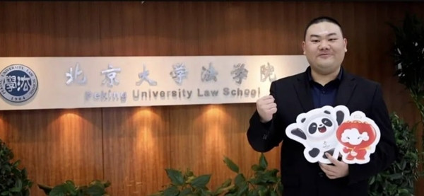 Nhờ nghe ké các bài giảng và tự học theo sách, anh Liu đã trở thành luật sư. Ảnh: Peking University. Nhờ nghe ké các bài giảng và tự học theo sách, anh Liu đã trở thành luật sư. Ảnh: Peking University.