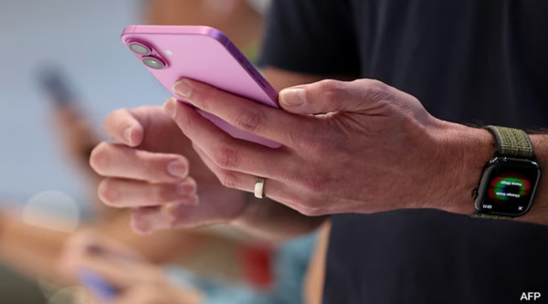 Nếu các mức thuế mới được áp dụng thì rất nhiều sản phẩm của Apple sẽ đắt hơn, bao gồm cả iPhone. Ảnh: AFP.