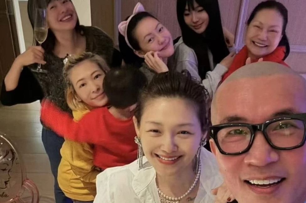 Từ Hy Viên luôn có tâm trạng rất tốt trong những hình ảnh chụp cùng gia đình, bạn bè. Ảnh: TVBS. Từ Hy Viên luôn có tâm trạng rất tốt trong những hình ảnh chụp cùng gia đình, bạn bè. Ảnh: TVBS.