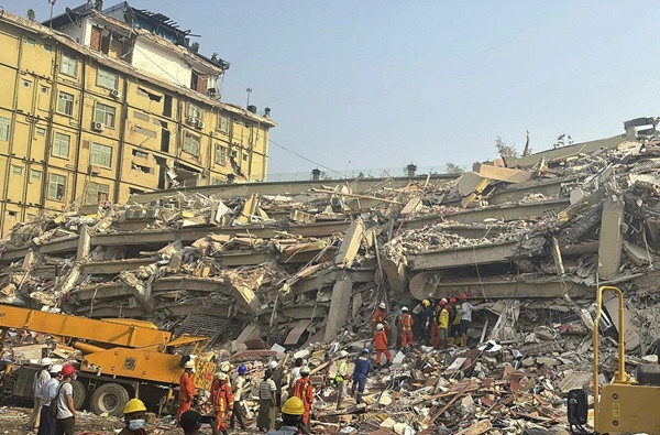 Các đội cứu hộ làm việc ở một chung cư bị sập tại Mandalay (Myanmar). Ảnh chụp ngày 30/3. Ảnh: Thein Zaw/ AP.