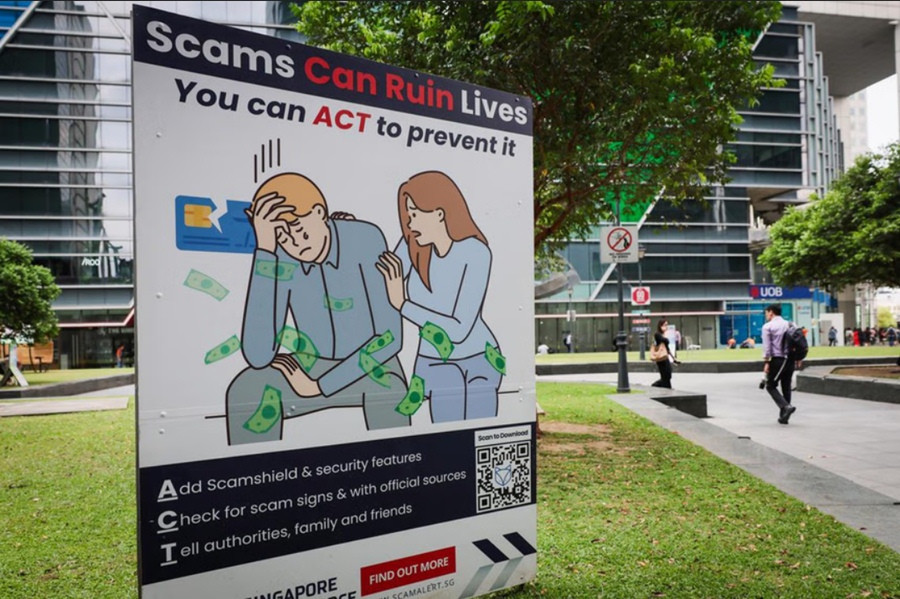 Một bảng cảnh báo lừa đảo qua mạng ở Singapore. Ảnh: Gin Tay/ The Straits Times.
