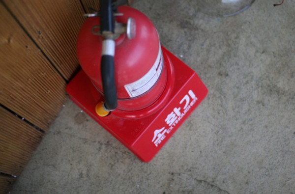 Người giúp dập hỏa hoạn lại bị đòi tiền bình chữ cháy. Ảnh minh họa: Getty.