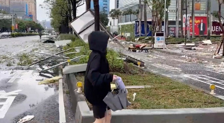 Nhiều mảnh vỡ rơi trên phố sau vụ nổ. Ảnh: AP.