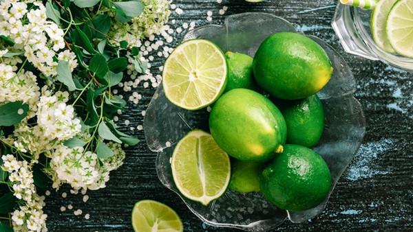 Chanh là loại quả dễ kiếm, giá không cao, lại có nhiều lợi ích cho sức khỏe nếu được sử dụng đúng cách. Ảnh minh họa: Jeff Wasserman/ Stocksy.