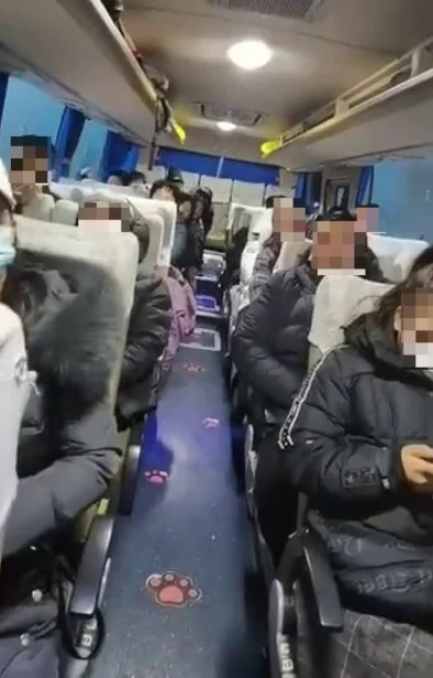 Đoàn du khách sợ không được hoàn thành chuyến đi và về nhà nếu không mua đồ như HDV muốn. Ảnh: Weibo. Đoàn du khách sợ không được hoàn thành chuyến đi và về nhà nếu không mua đồ như HDV muốn. Ảnh: Weibo.