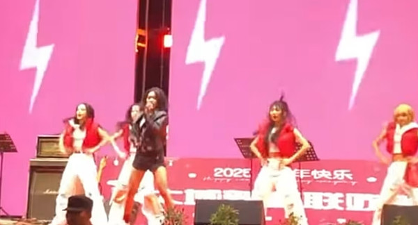 Còn có nhóm nhạc nữ hát bài &quot;APT.&quot;. Ảnh: Douyin.