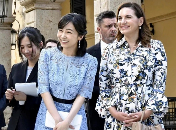 Công chúa Kako (váy xanh) được coi là một biểu tượng thời trang của Nhật Bản, những món đồ cô mặc sau đó thường bán rất chạy. Ảnh: Yomiuri Online. Công chúa Kako (váy xanh) được coi là một biểu tượng thời trang của Nhật Bản, những món đồ cô mặc sau đó thường bán rất chạy. Ảnh: Yomiuri Online.