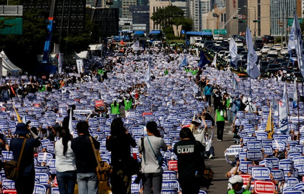 Việc các bác sĩ đình công ở Hàn Quốc dẫn tới nhiều trường hợp xe cấp cứu chở bệnh nhân không tìm được bệnh viện tiếp nhận, theo The Korea Herald. Ảnh: Reuters.