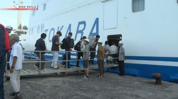 Người dân ở khu vực bị động đất hàng loạt được hỗ trợ nếu muốn tự nguyện sơ tán. Ảnh: NHK. Người dân ở khu vực bị động đất hàng loạt được hỗ trợ nếu muốn tự nguyện sơ tán. Ảnh: NHK.