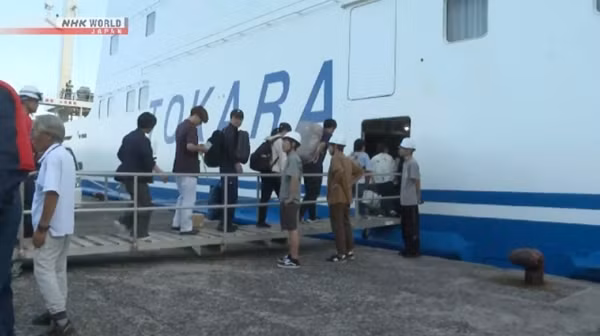 Người dân ở khu vực bị động đất hàng loạt được hỗ trợ nếu muốn tự nguyện sơ tán. Ảnh: NHK.