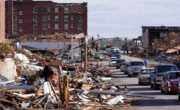 Một hình ảnh nhà cửa bị lốc xoáy/ vòi rồng tàn phá ở Kentucky (Mỹ) năm 2021. Ảnh: AP.